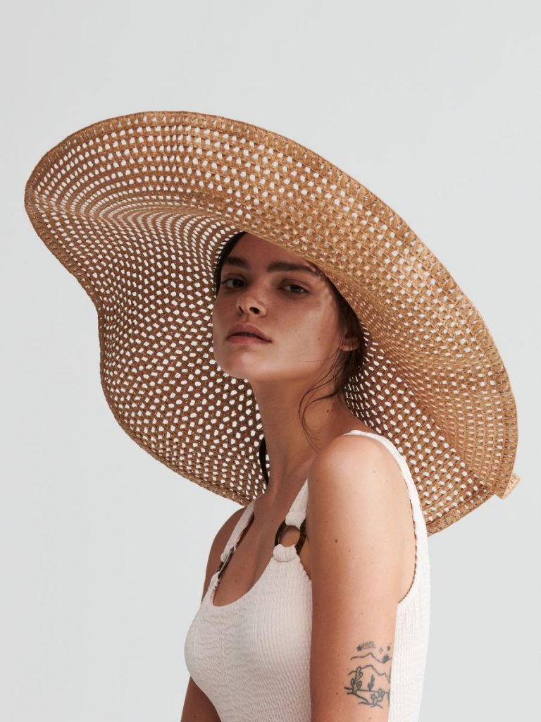 Széles karimájú fonott kalap