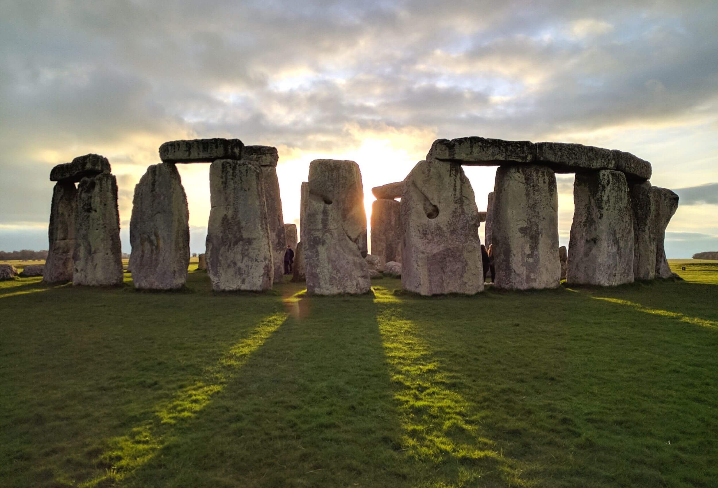 woohoo-hu-k-vesd-online-a-ny-ri-napfordul-t-stonehenge-si-szikl-i-mell-l