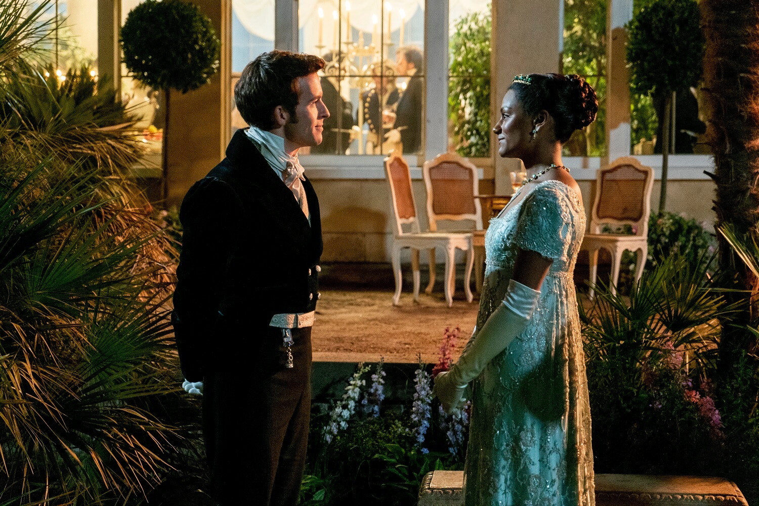 Simone Ashley és Jonathan Bailey