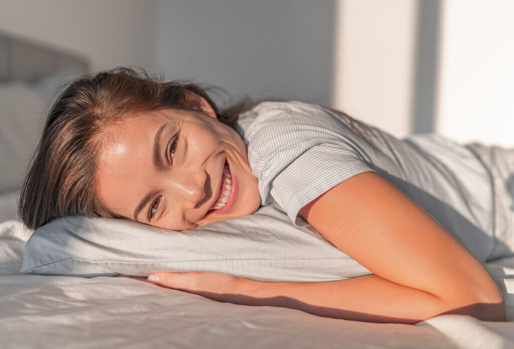 vidám boldog happy nő mosolyog pihenés