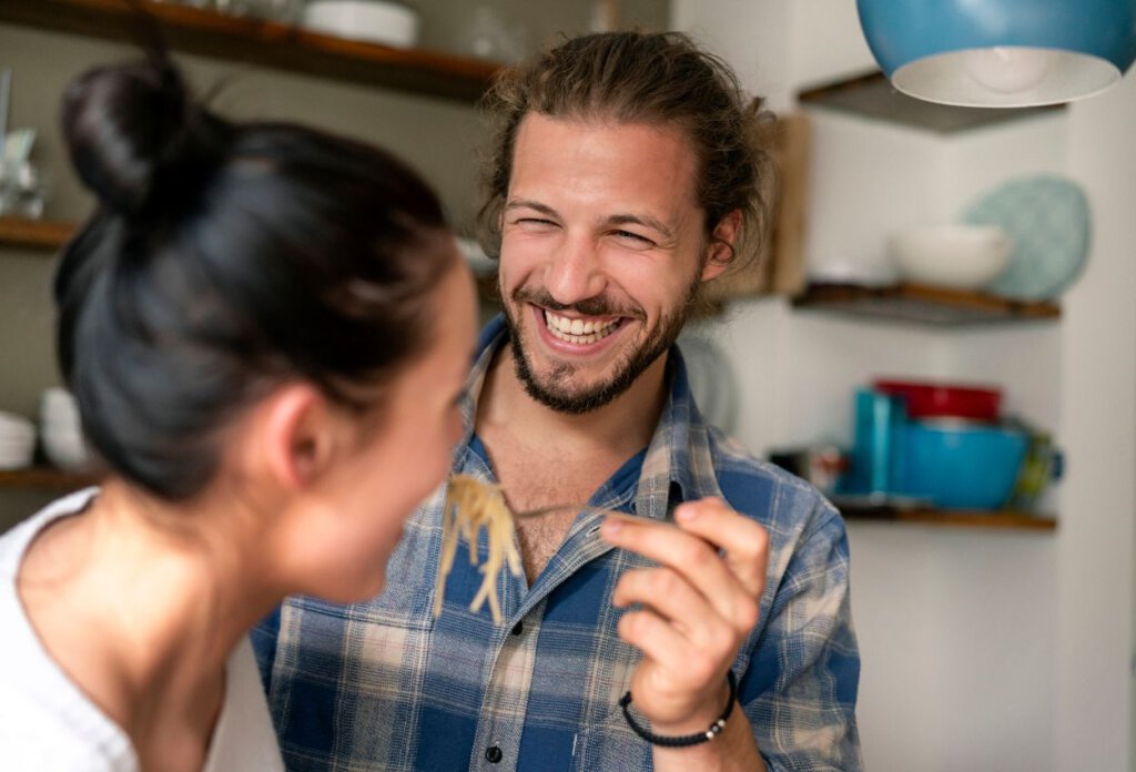 pár együtt étkezik