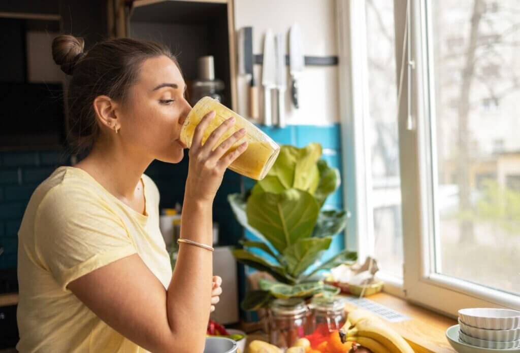 reggeli turmix smoothie nő iszik