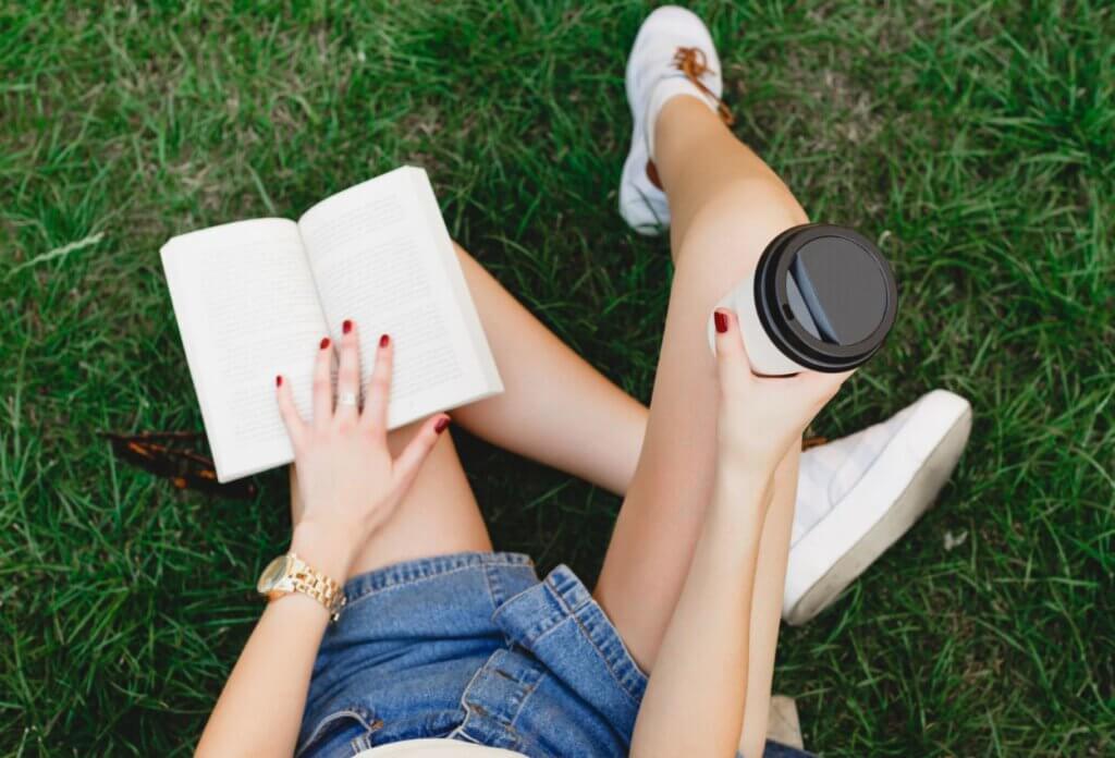 könyv olvasás park kávé tavasz piknik