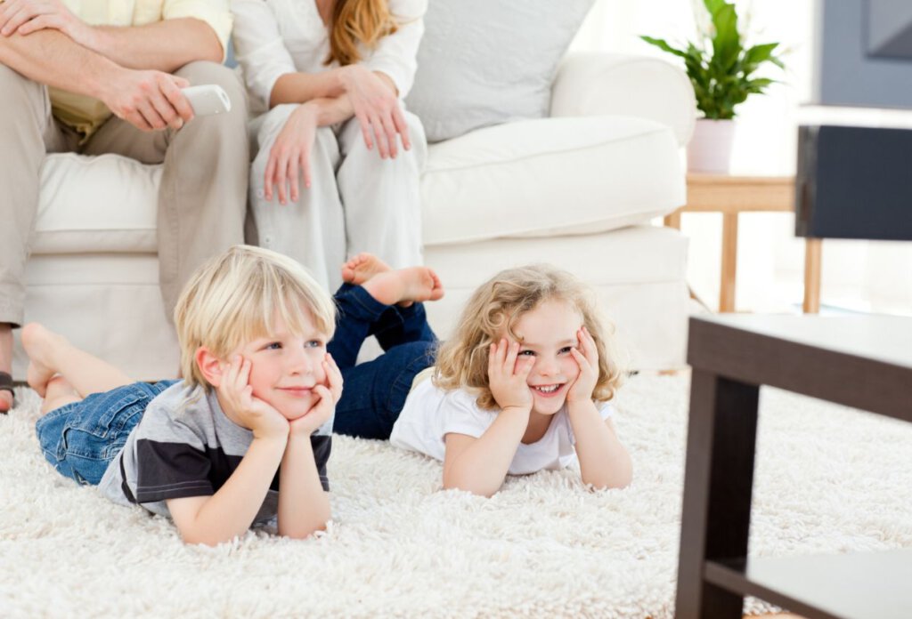 gyerek szülő tévét néz tévézik tévé TV gyerekek gyermek
