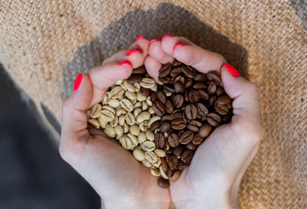 coffee, kávé a kézben, díjnyertes magyar kávépörkölő üzem